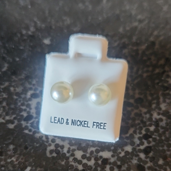 Elegant Pearl Stud Earrings - Picture 4 of 4